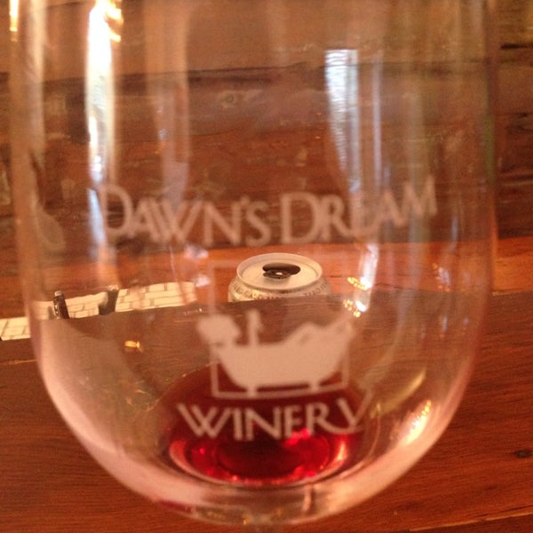 Foto tirada no(a) Dawn&#39;s Dream Winery por WineWalkabout with Kiwi and Koala em 3/17/2014