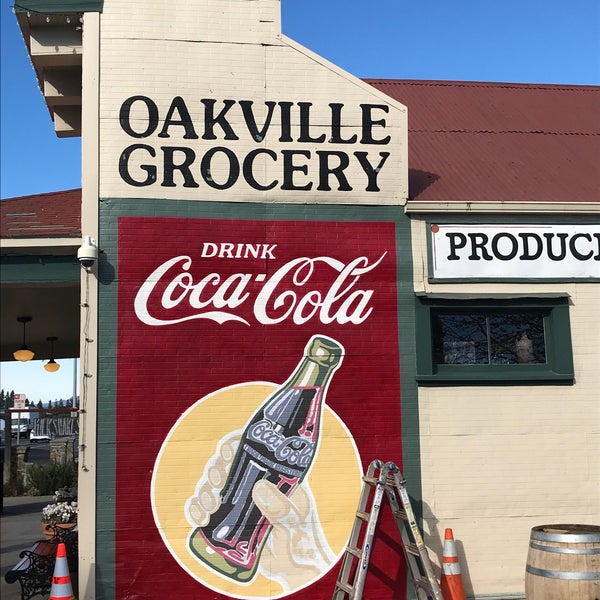 Foto tomada en Oakville Grocery Co.  por WineWalkabout with Kiwi and Koala el 12/28/2017
