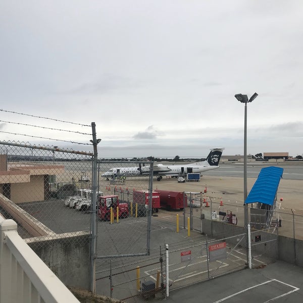 Foto tirada no(a) Monterey Regional Airport (MRY) por WineWalkabout with Kiwi and Koala em 3/10/2018
