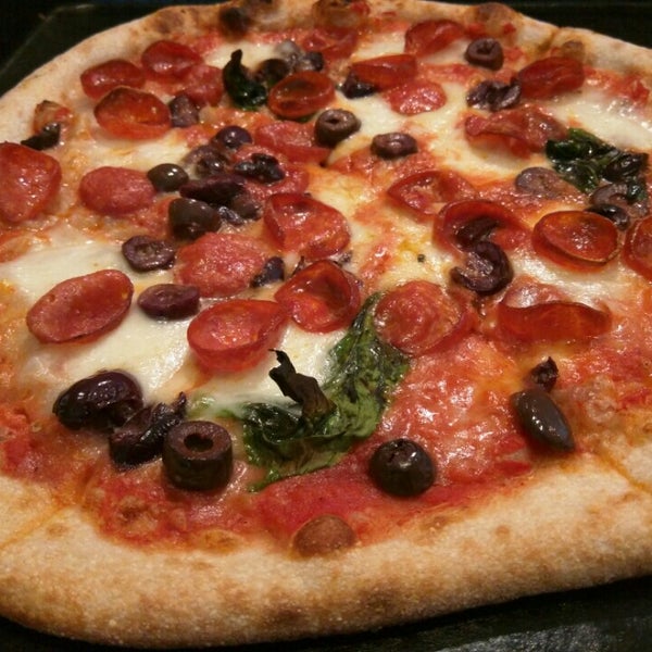 Foto diambil di 800 Degrees Neapolitan Pizzeria oleh Kevin B. pada 6/15/2015