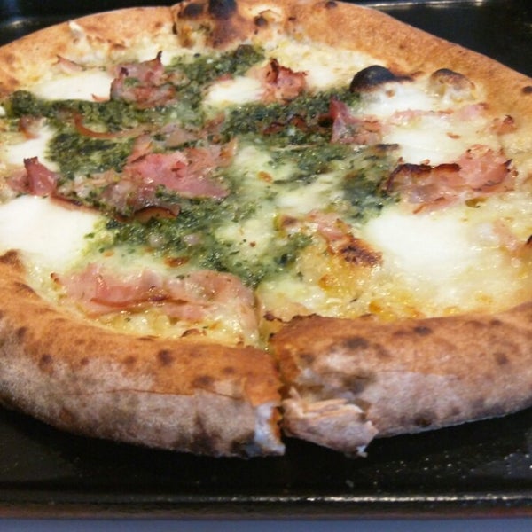 Foto diambil di 800 Degrees Neapolitan Pizzeria oleh Kevin B. pada 3/24/2015
