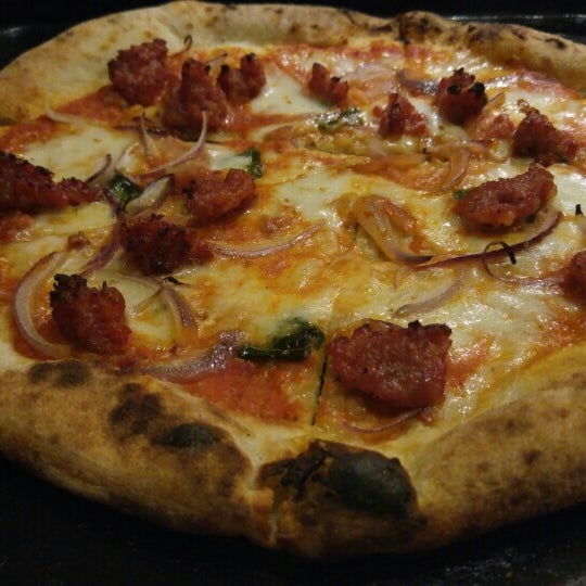 Foto diambil di 800 Degrees Neapolitan Pizzeria oleh Kevin B. pada 2/24/2016