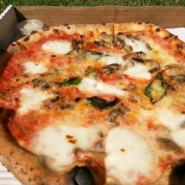 Foto diambil di 800 Degrees Neapolitan Pizzeria oleh Kevin B. pada 2/25/2015
