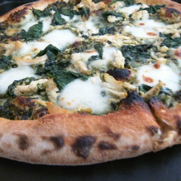 Foto diambil di 800 Degrees Neapolitan Pizzeria oleh Kevin B. pada 3/8/2015