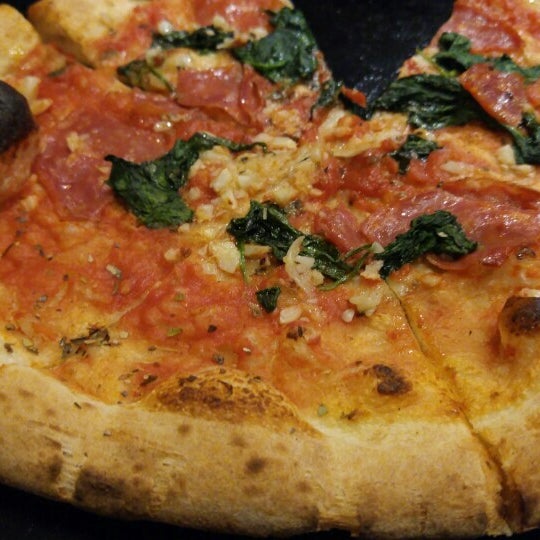 Foto diambil di 800 Degrees Neapolitan Pizzeria oleh Kevin B. pada 10/14/2015