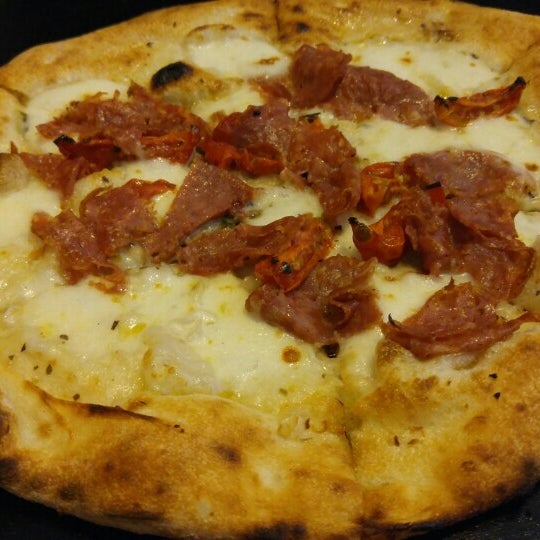 Foto diambil di 800 Degrees Neapolitan Pizzeria oleh Kevin B. pada 9/28/2015