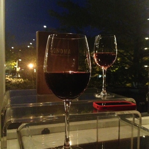 4/21/2013にRebecca P.がSonoma Restaurant and Wine Barで撮った写真
