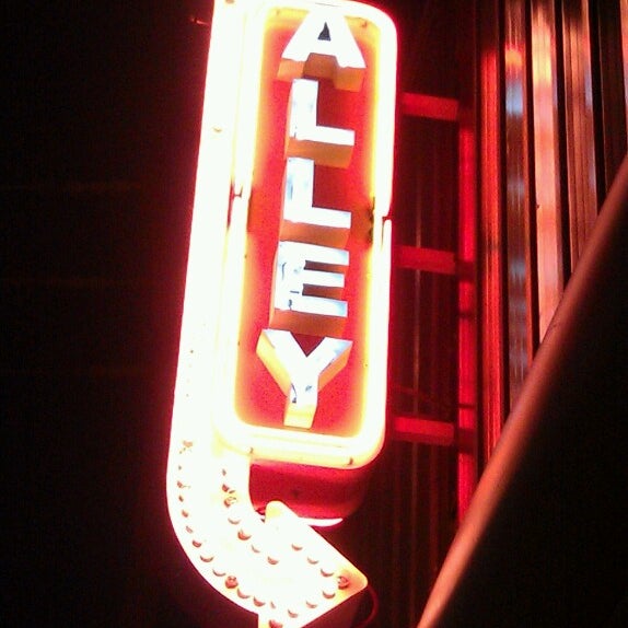 Foto tirada no(a) The Alley por Jennifer G. em 11/8/2013