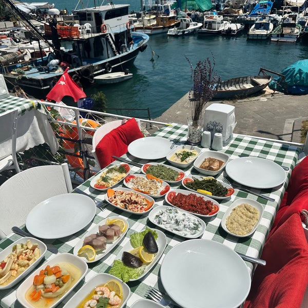 Das Foto wurde bei Dolphin Balık Restaurant von Erhan YILAN İ. am 6/30/2023 aufgenommen