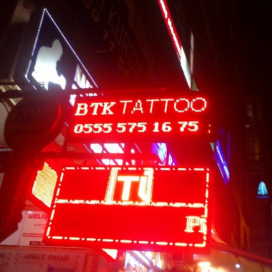 Foto tomada en BTK Tattoo Piercing  por Gizem K. el 2/20/2014