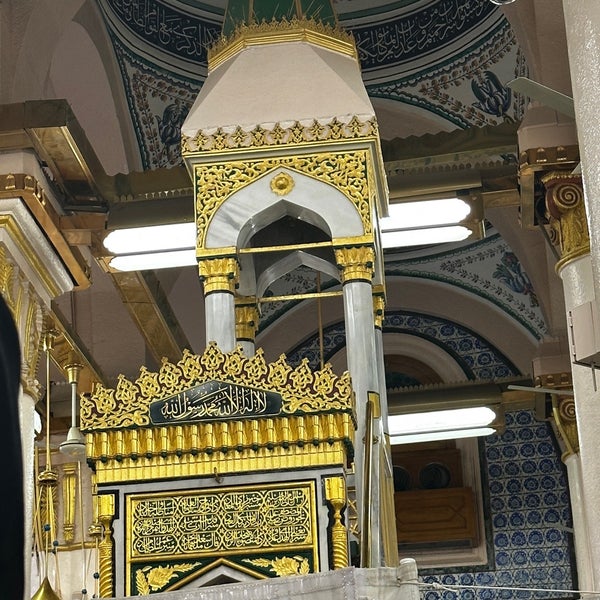 Photo taken at قبر الرسول صلى الله عليه وسلم Tomb of the Prophet (peace be upon him) by hiryati s. on 12/2/2022