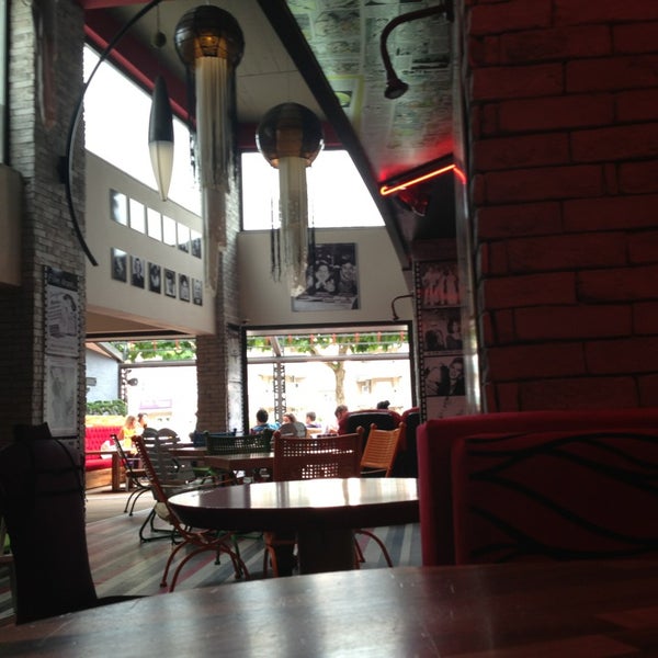 Foto scattata a Cinema Cafe &amp; Bar da Er S. il 6/29/2013