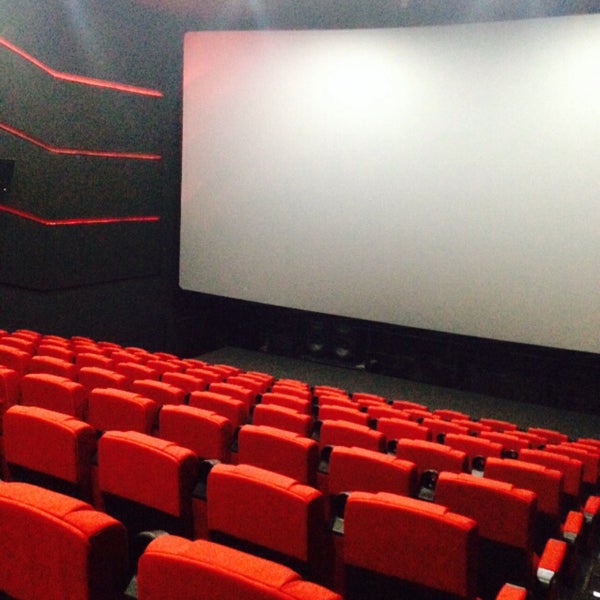 Наконец-то сделали кинотеатр с большим, четким экраном! Сиденья удобные, мест для ног достаточно
