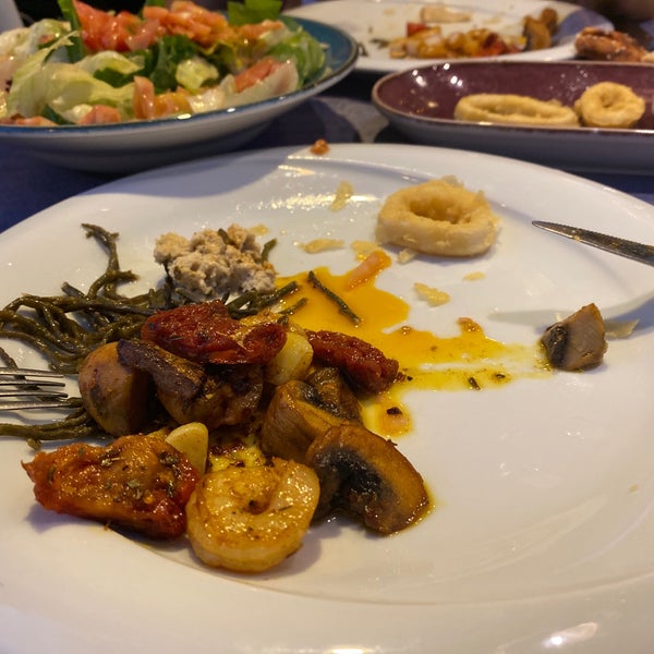 Das Foto wurde bei Lagos Balık Restaurant von Çağrı Ç. am 7/10/2022 aufgenommen