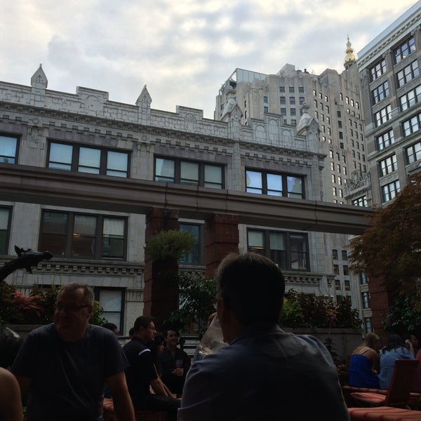 Foto diambil di Hotel Giraffe Roof Deck &amp; Garden oleh Jessa M. pada 8/19/2015