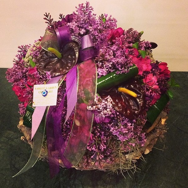7/30/2014 tarihinde Violet Garden Çiçekliğiziyaretçi tarafından Violet Garden Çiçekliği'de çekilen fotoğraf