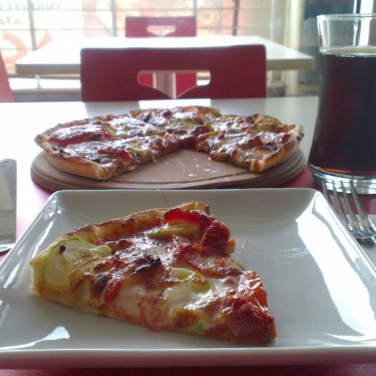 Foto diambil di Sarpino&#39;s Pizzeria oleh Zafer A. pada 4/21/2013
