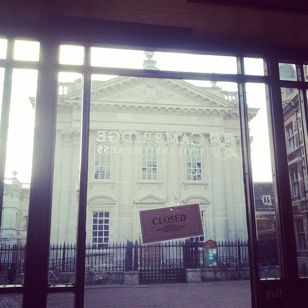 Снимок сделан в Cambridge University Press Bookshop пользователем Valentín M. 2/11/2014