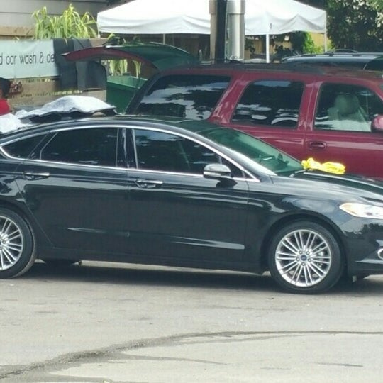 Photo prise au Aqua Hand Car Wash &amp; Detail (Montrose) par James W. le5/26/2015