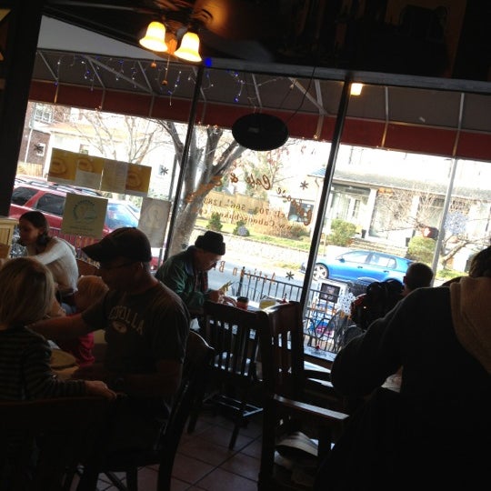 รูปภาพถ่ายที่ Caboose Cafe &amp; Bakery โดย Javier R. เมื่อ 12/15/2012