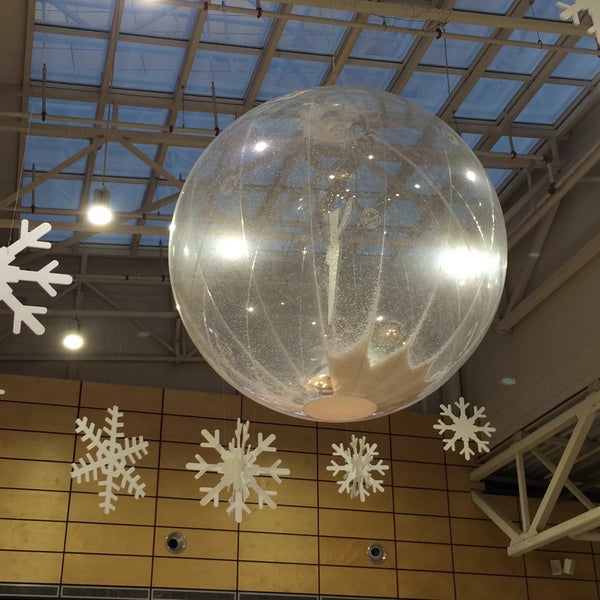 Foto tirada no(a) MEGA Mall por Yana L. em 12/26/2014