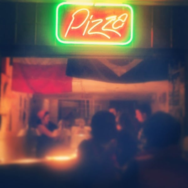 รูปภาพถ่ายที่ Pizza โดย Lucas เมื่อ 4/5/2013