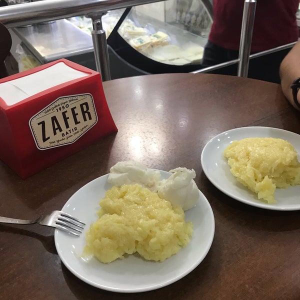 Foto diambil di Zafer Tarihi Peynir Helvacısı oleh Merve T. pada 8/26/2019