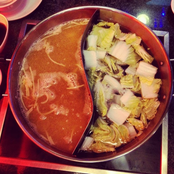 Photo taken at Fatty Cow Seafood Hot Pot 小肥牛火鍋專門店 by Maren W. on 12/28/2012