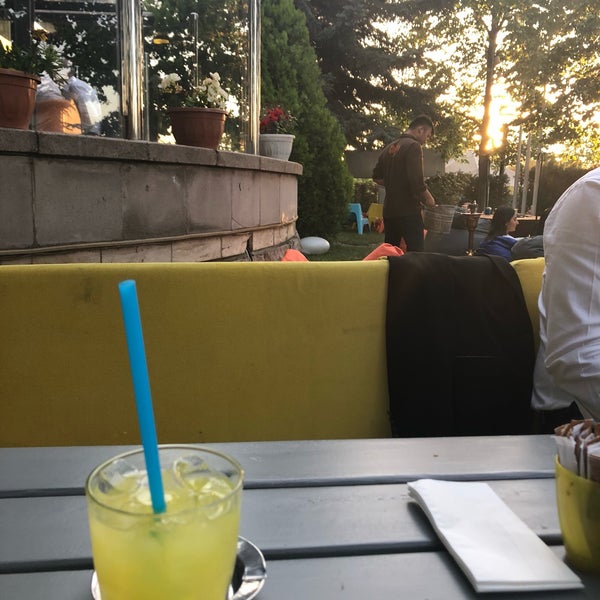 Photo prise au Chiffre Nargile Cafe par Erdinç E. le6/28/2018