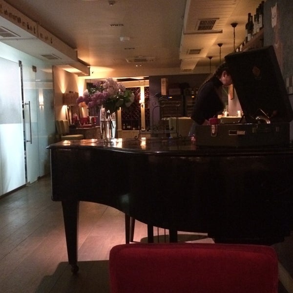 Das Foto wurde bei Rosso &amp; Bianco Cafe von Maria I. am 5/28/2014 aufgenommen