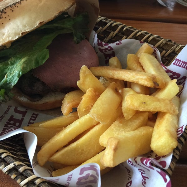 Foto diambil di Mm&amp;G&#39;s Burger oleh Tuğba A. pada 12/8/2015