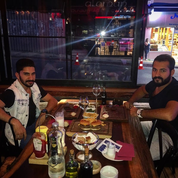 Das Foto wurde bei Hikmet Steakhouse von Dσğαη 62 am 7/9/2016 aufgenommen