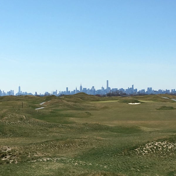 4/10/2016 tarihinde Parkerziyaretçi tarafından Trump Golf Links at Ferry Point'de çekilen fotoğraf
