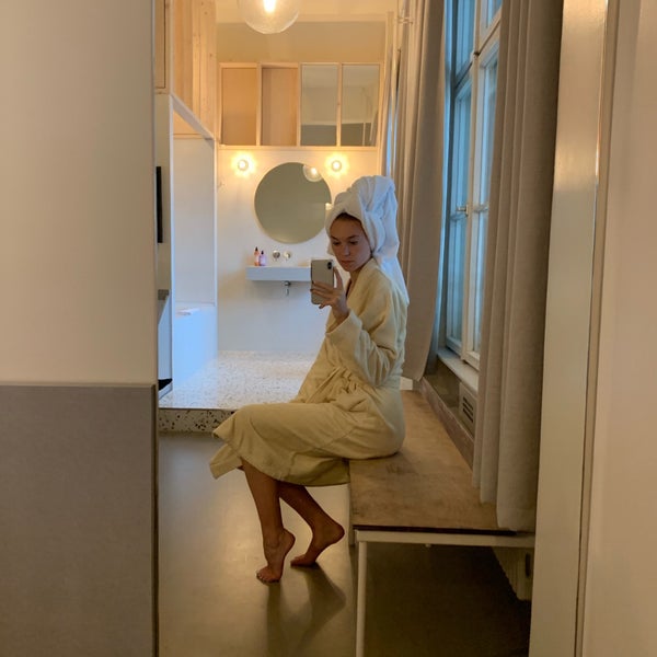Foto diambil di Michelberger Hotel oleh Gina M. pada 9/30/2019