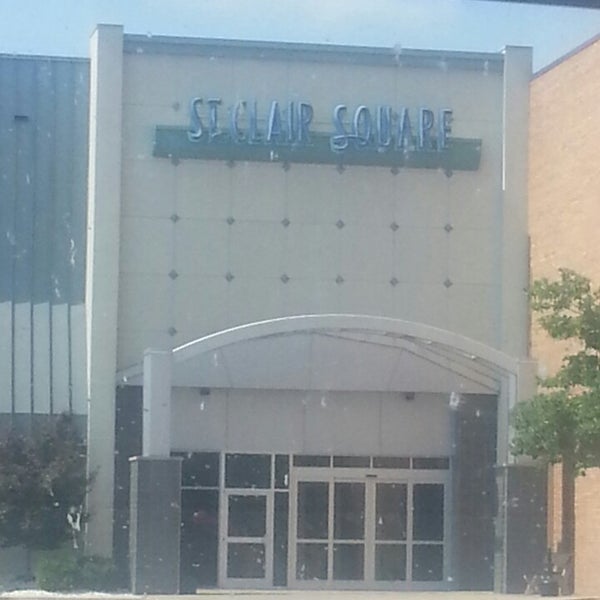 Das Foto wurde bei St. Clair Square Mall von Lakiesha D. am 8/23/2013 aufgenommen