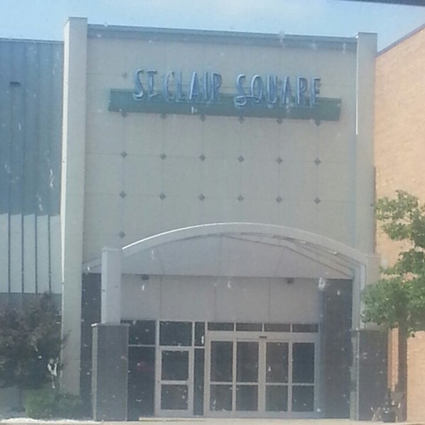 Foto tomada en St. Clair Square Mall  por Lakiesha D. el 8/23/2013