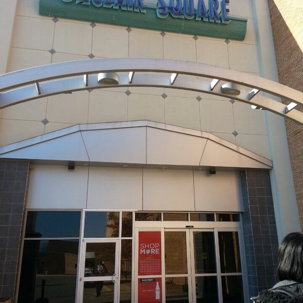 Das Foto wurde bei St. Clair Square Mall von Lakiesha D. am 11/30/2013 aufgenommen