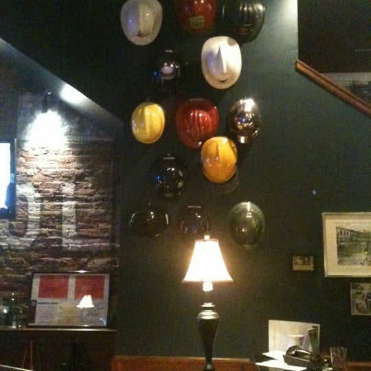 Das Foto wurde bei The Department Restaurant and Liquor Lounge von Lisa E. am 11/18/2012 aufgenommen