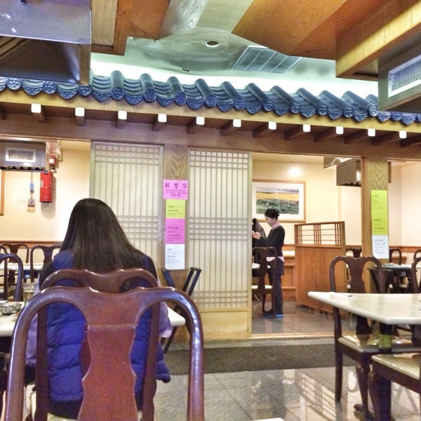 Снимок сделан в Keo Ku Restaurant пользователем Maggie P. 2/27/2014