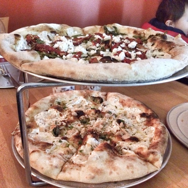 Foto tirada no(a) Coney Island Pizza por Maggie P. em 2/9/2014
