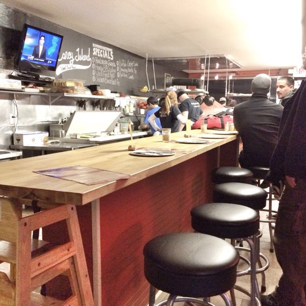 2/9/2014 tarihinde Maggie P.ziyaretçi tarafından Coney Island Pizza'de çekilen fotoğraf