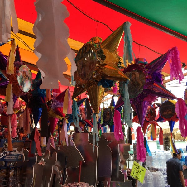 Foto tirada no(a) Piñata District - Los Angeles por Lee P. em 5/25/2015
