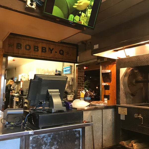 รูปภาพถ่ายที่ Bobby-Q&#39;s Restaurant โดย Carlo T. เมื่อ 6/21/2018