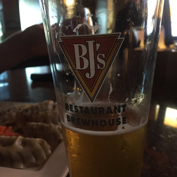 Photo taken at BJ&#39;s Restaurant &amp; Brewhouse by Carlo T. on 2/21/2017