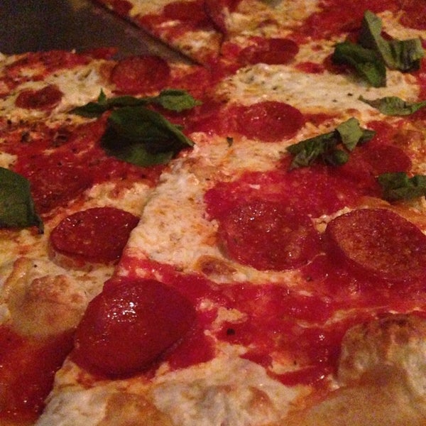 Das Foto wurde bei Antika Restaurant &amp; Pizzeria von Cassie K. am 5/9/2014 aufgenommen