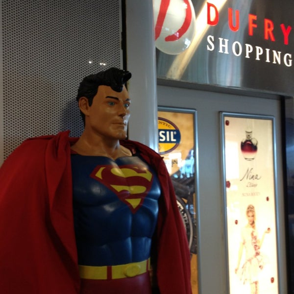 รูปภาพถ่ายที่ Dufry Shopping โดย Kiko S. เมื่อ 1/8/2013