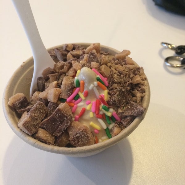 Photo taken at Wooberry Frozen Yogurt by Tara R. on 5/15/2014
