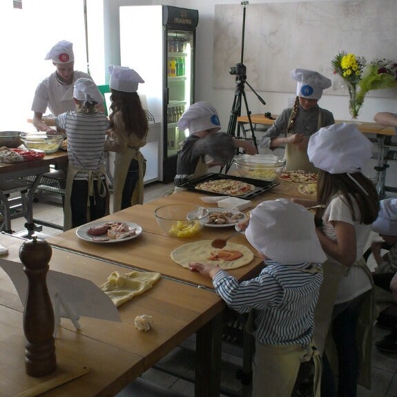 Foto diambil di Al.Cuisine / Алькузин oleh Alekseii L. pada 4/20/2013