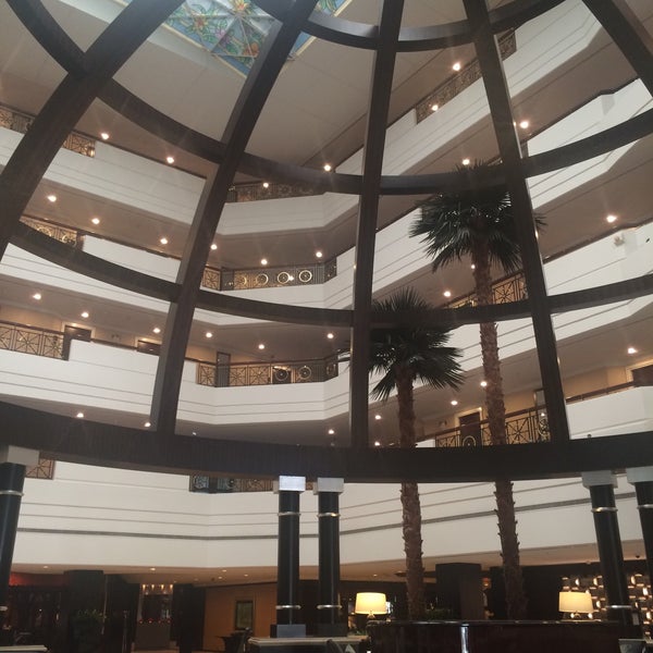 Photo taken at Al Bustan Rotana Hotel  فندق البستان روتانا by Юлия 💋 on 4/9/2016