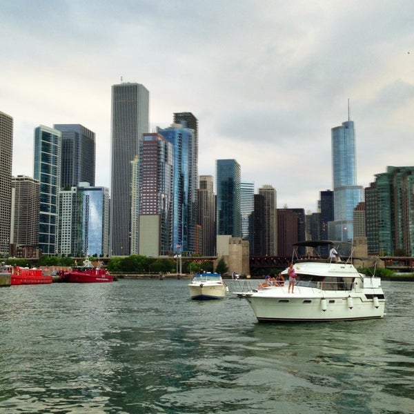 Foto tirada no(a) Chicago Line Cruises por Julie F. em 8/31/2013
